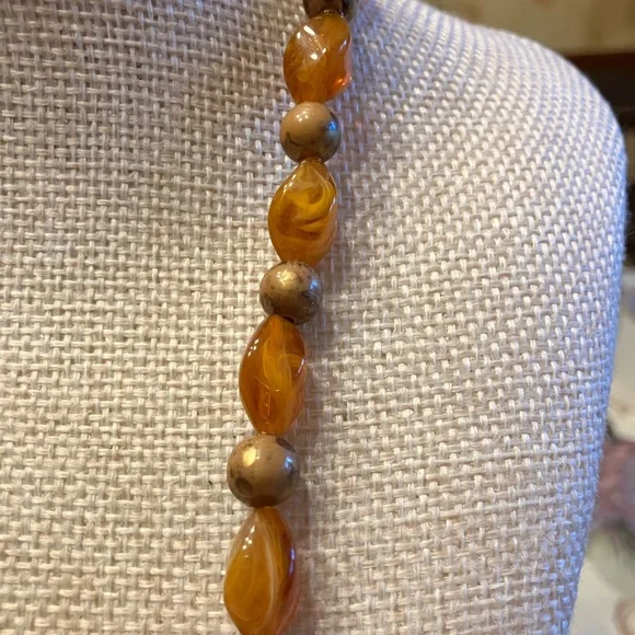 CARNELIAN STONE NECKLACE WITH TOGGEL CLASP AND PEARLS
Vintage Carnelian 18” - Picture 12 of 17